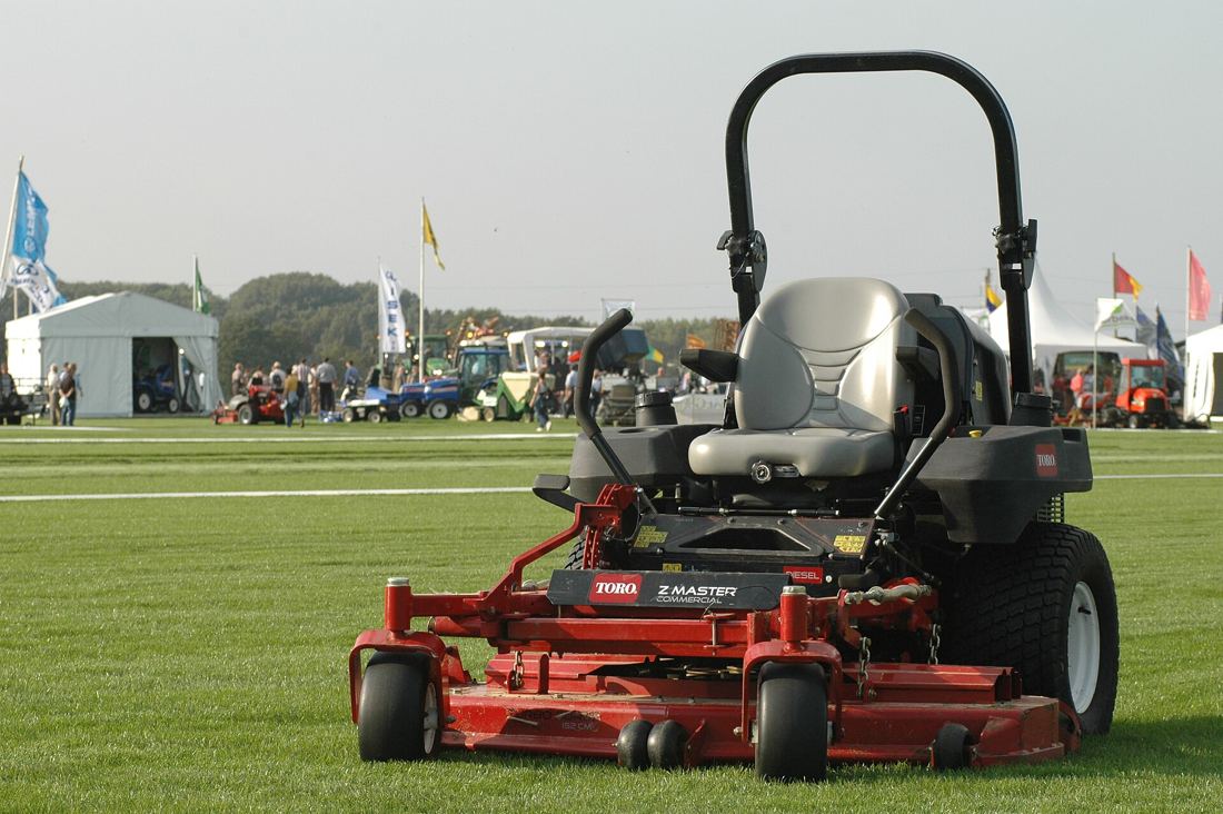 Commercial zero-turn mower